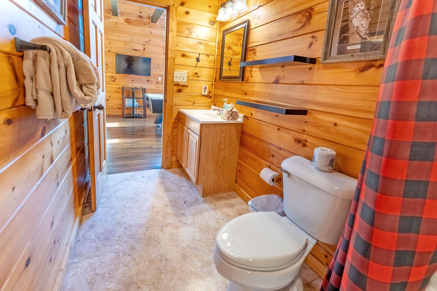 Wonderful Cabin with Jacuzzi, Game Room and Pool in Tennessee