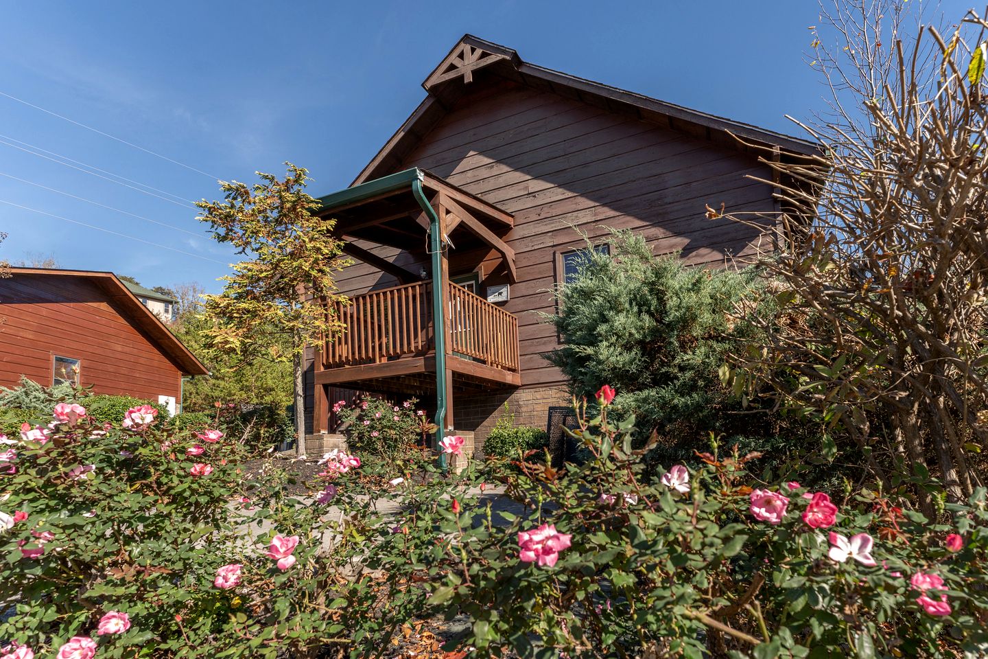 Wonderful Cabin with Jacuzzi, Game Room and Pool in Tennessee