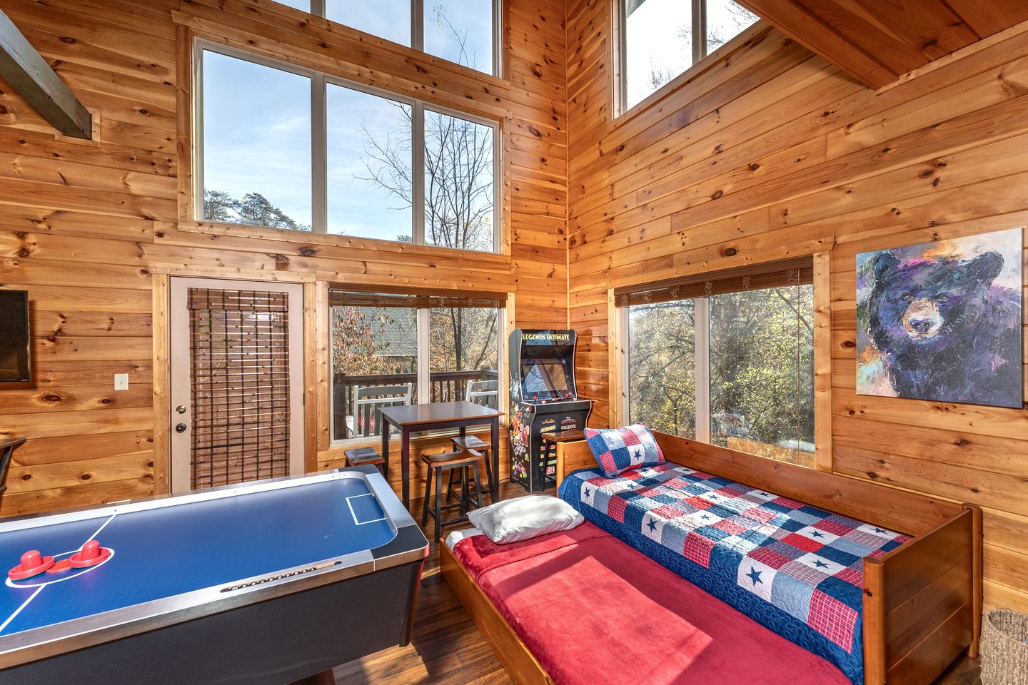 Wonderful Cabin with Jacuzzi, Game Room and Pool in Tennessee