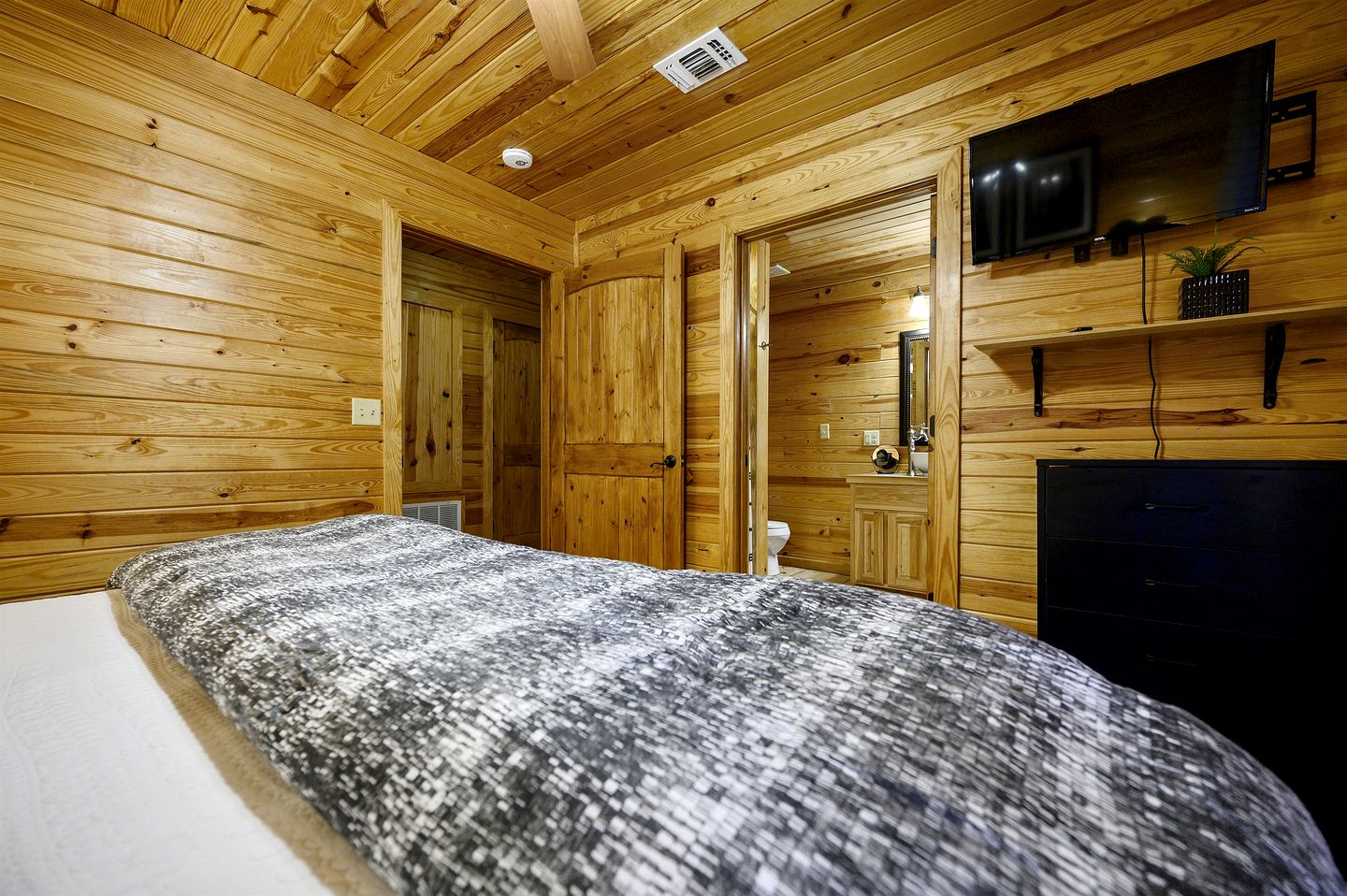 Wonderful Cabin Nestled in the Trees in Broken Bow, Oklahoma