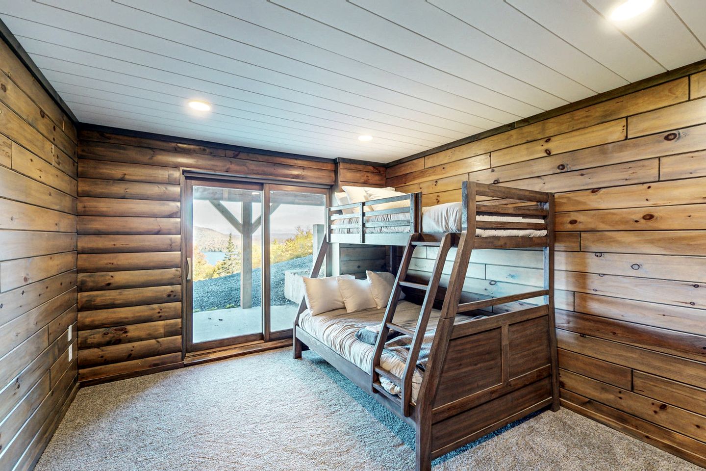 Wonderful Cabin with Ping Pong Table and Lave Views in Maine