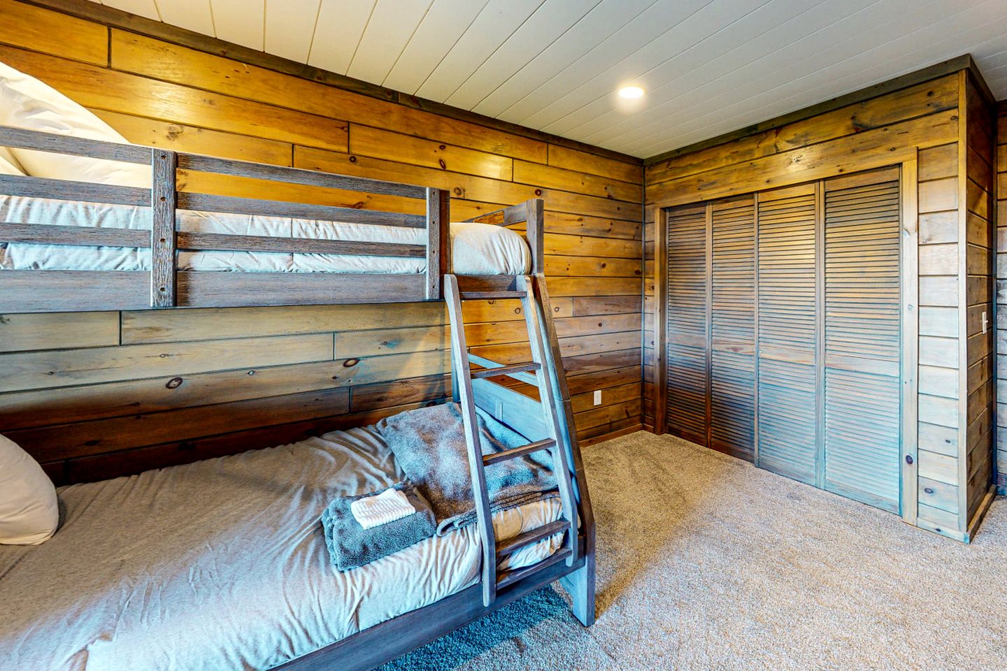 Wonderful Cabin with Ping Pong Table and Lave Views in Maine