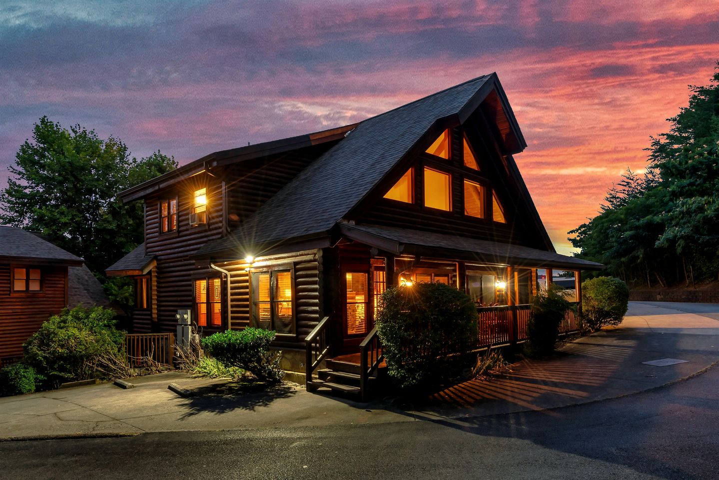 Wonderful Cabin with Spa and Equipped Deck in Tennessee