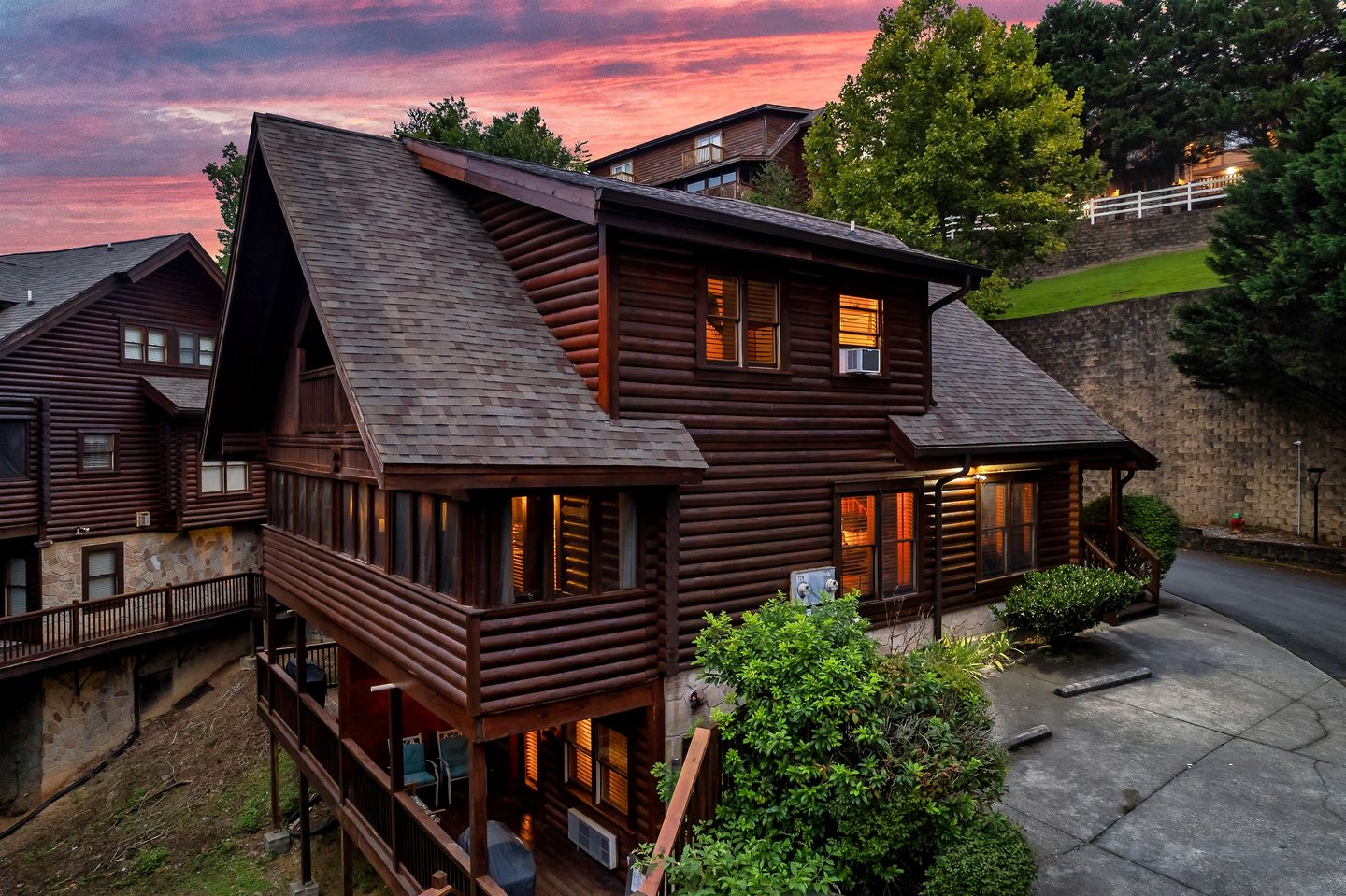 Wonderful Cabin with Spa and Equipped Deck in Tennessee