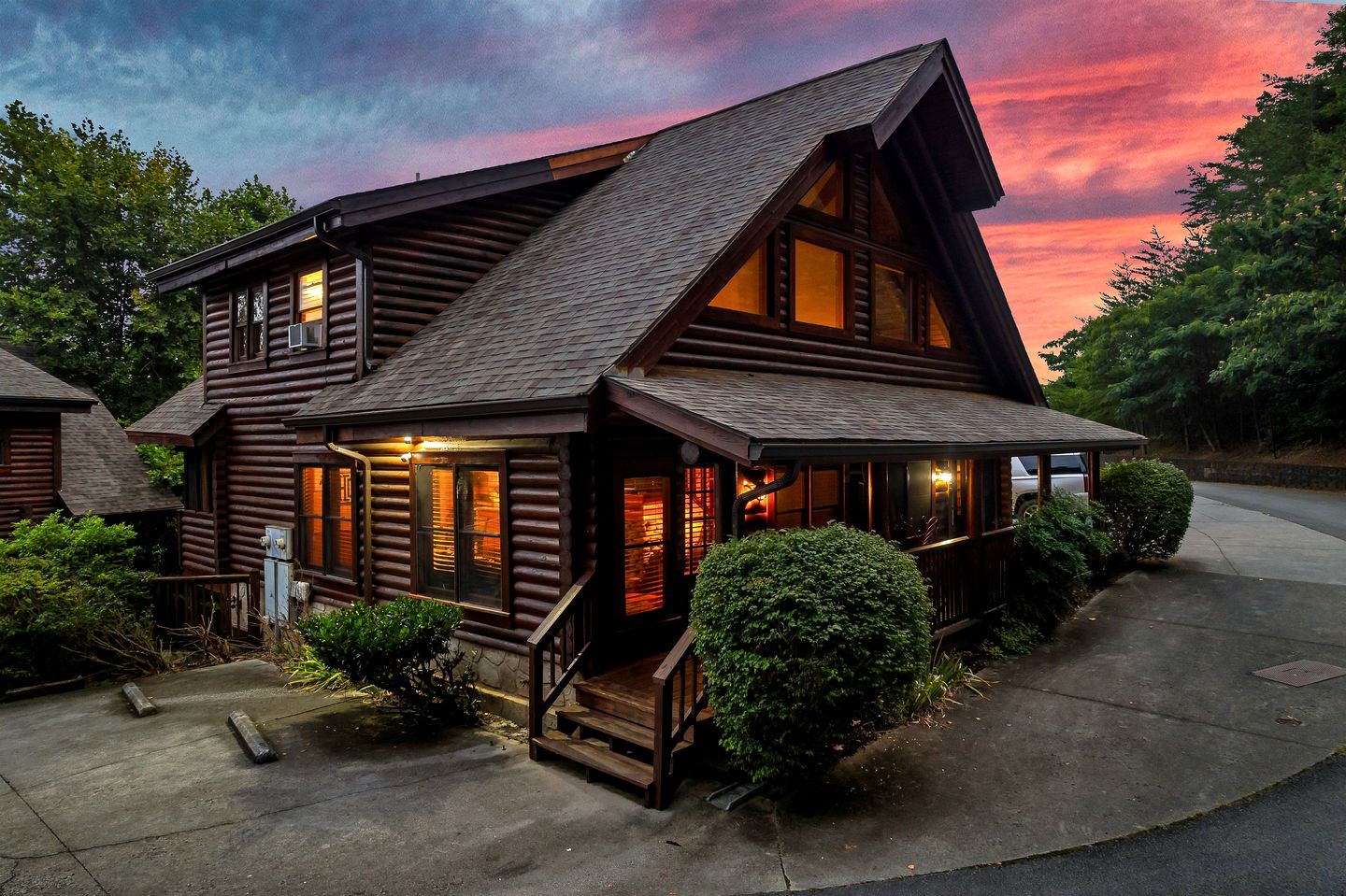 Wonderful Cabin with Spa and Equipped Deck in Tennessee
