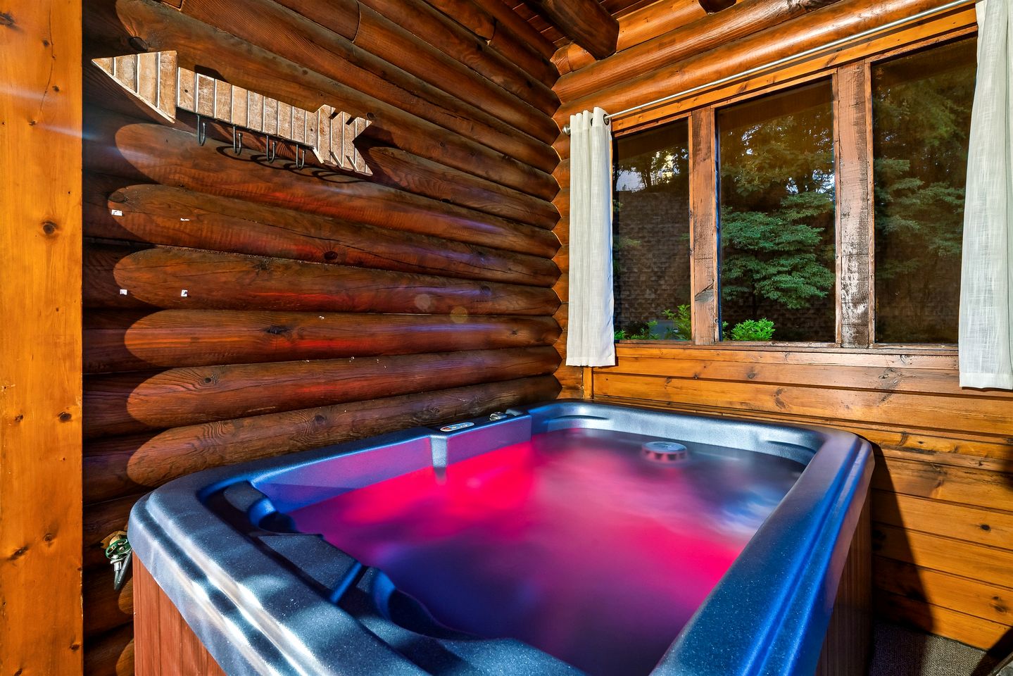 Wonderful Cabin with Spa and Equipped Deck in Tennessee