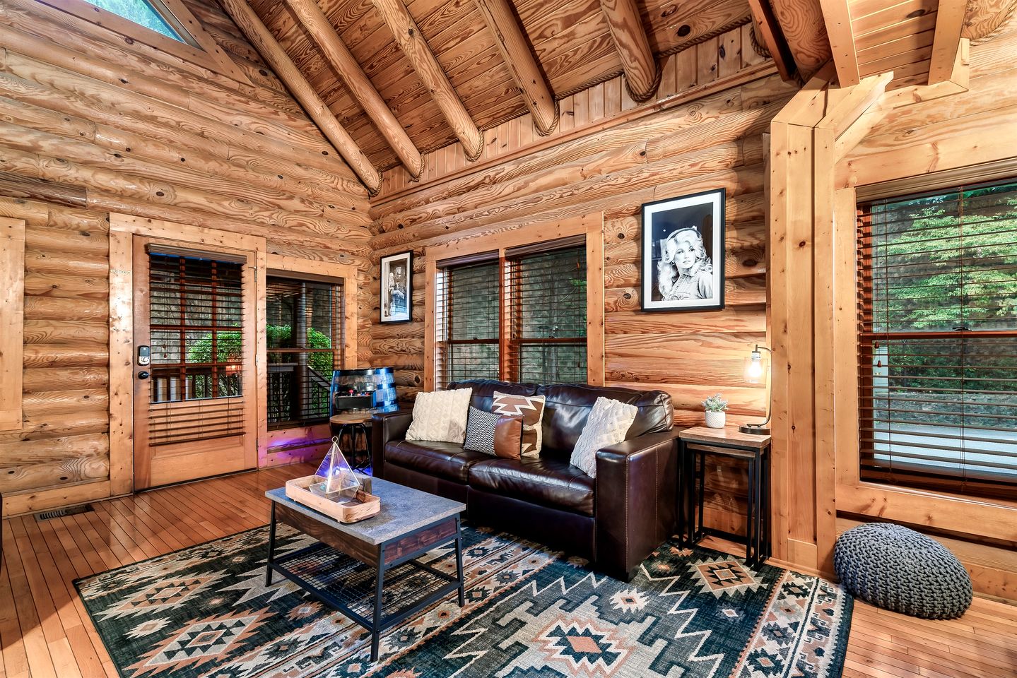 Wonderful Cabin with Spa and Equipped Deck in Tennessee