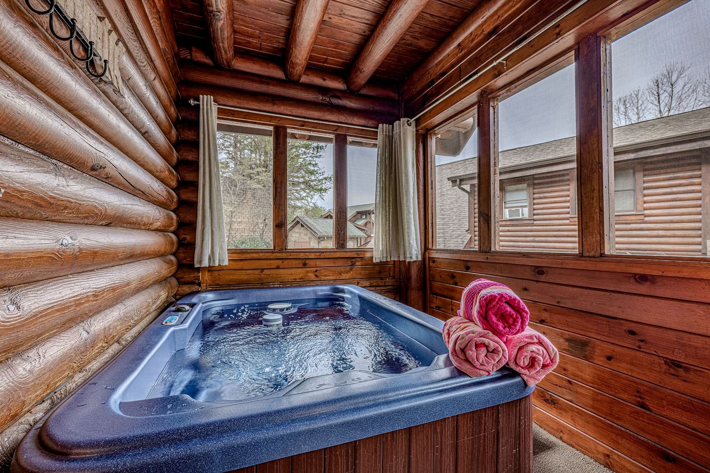 Wonderful Cabin with Spa and Equipped Deck in Tennessee