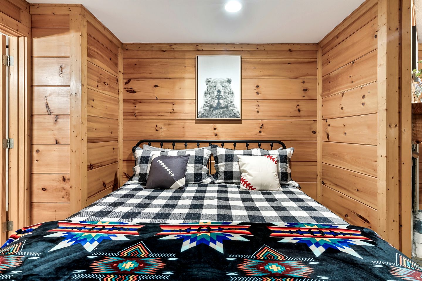 Wonderful Cabin with Spa and Equipped Deck in Tennessee