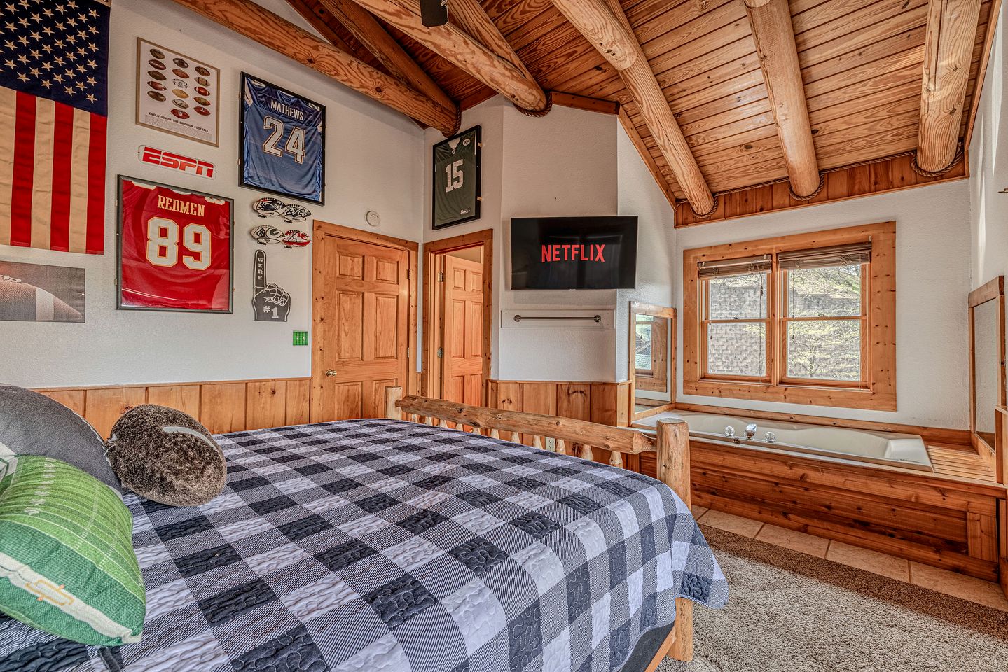 Wonderful Cabin with Spa and Equipped Deck in Tennessee
