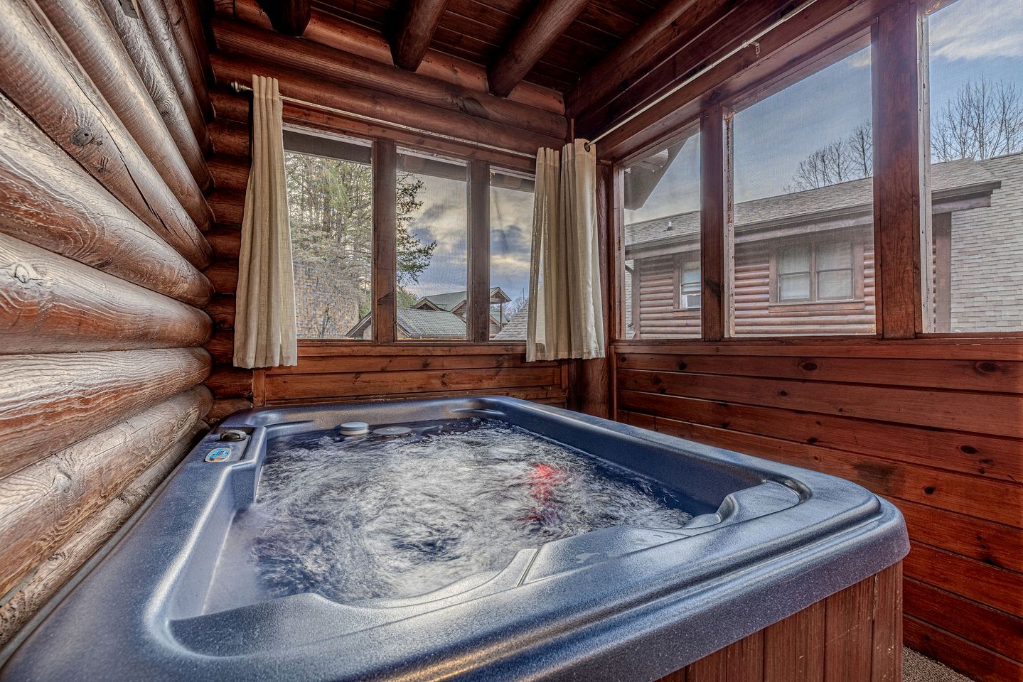 Wonderful Cabin with Spa and Equipped Deck in Tennessee