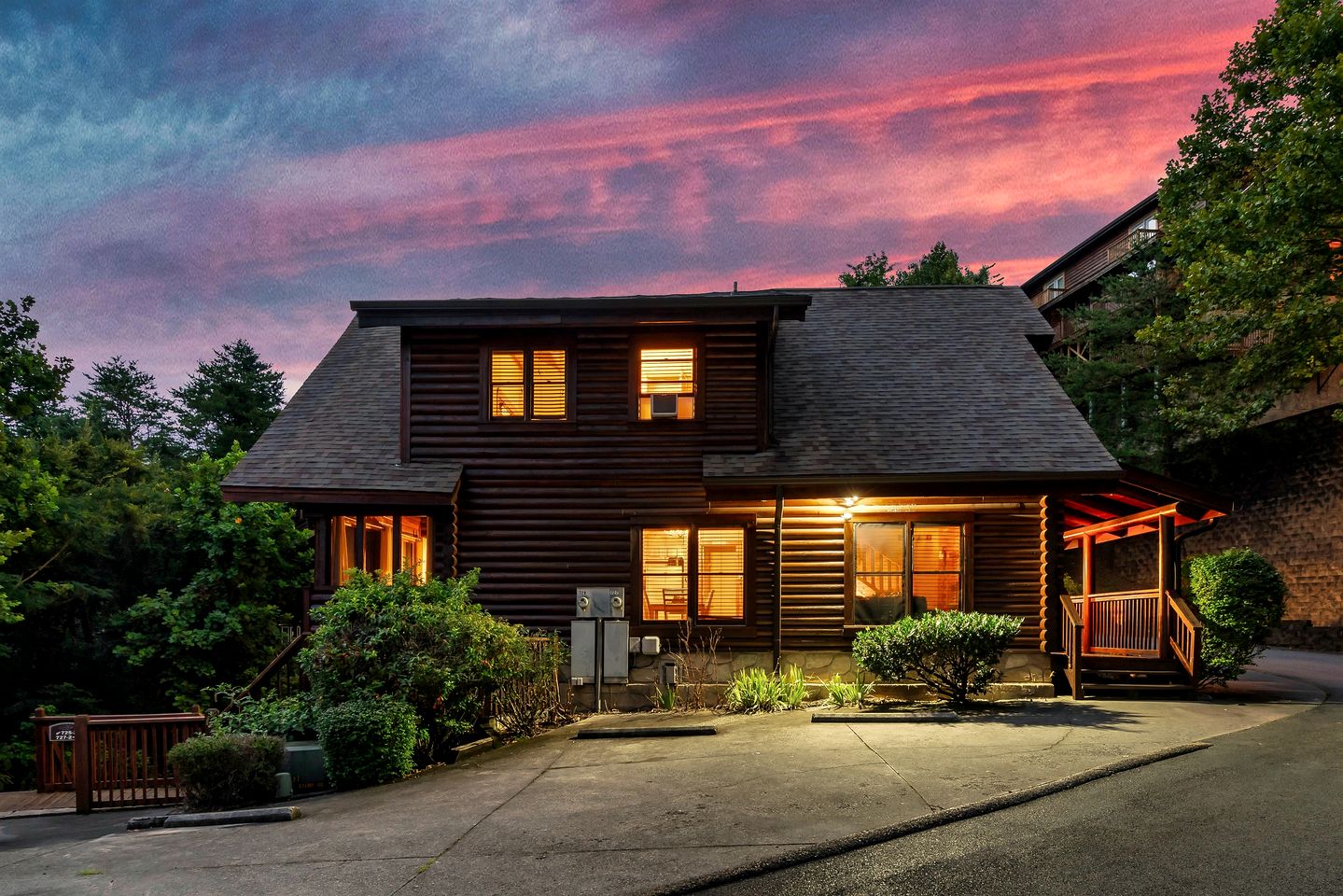 Wonderful Cabin with Spa and Equipped Deck in Tennessee