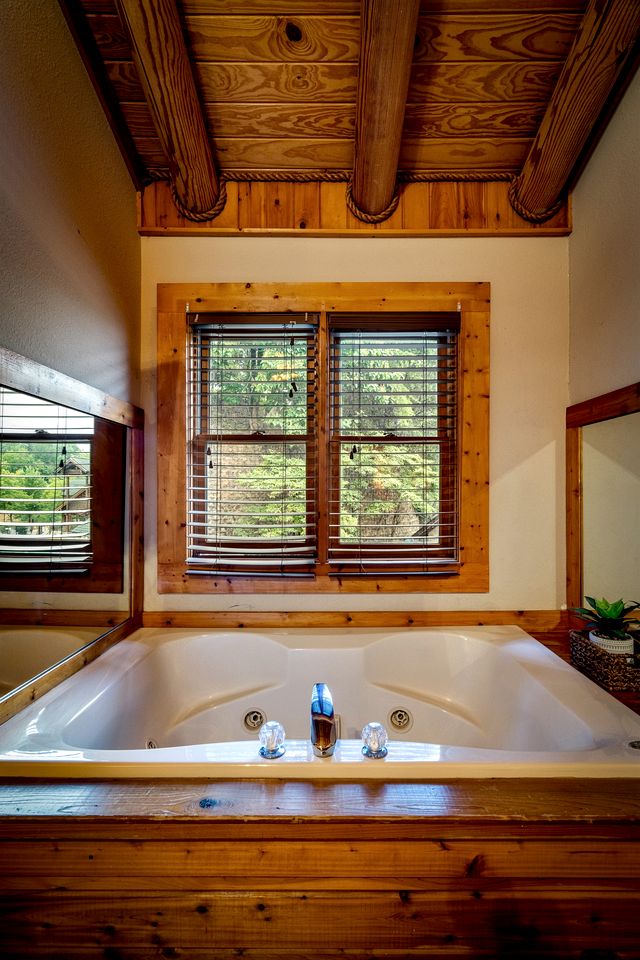 Wonderful Cabin with Spa and Equipped Deck in Tennessee