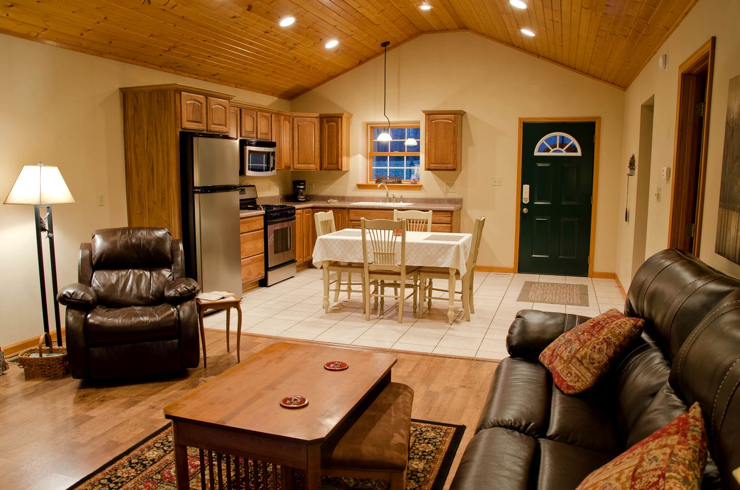 Wonderful Lakefront Cabin with Hot-tub in Carbondale, Illinois