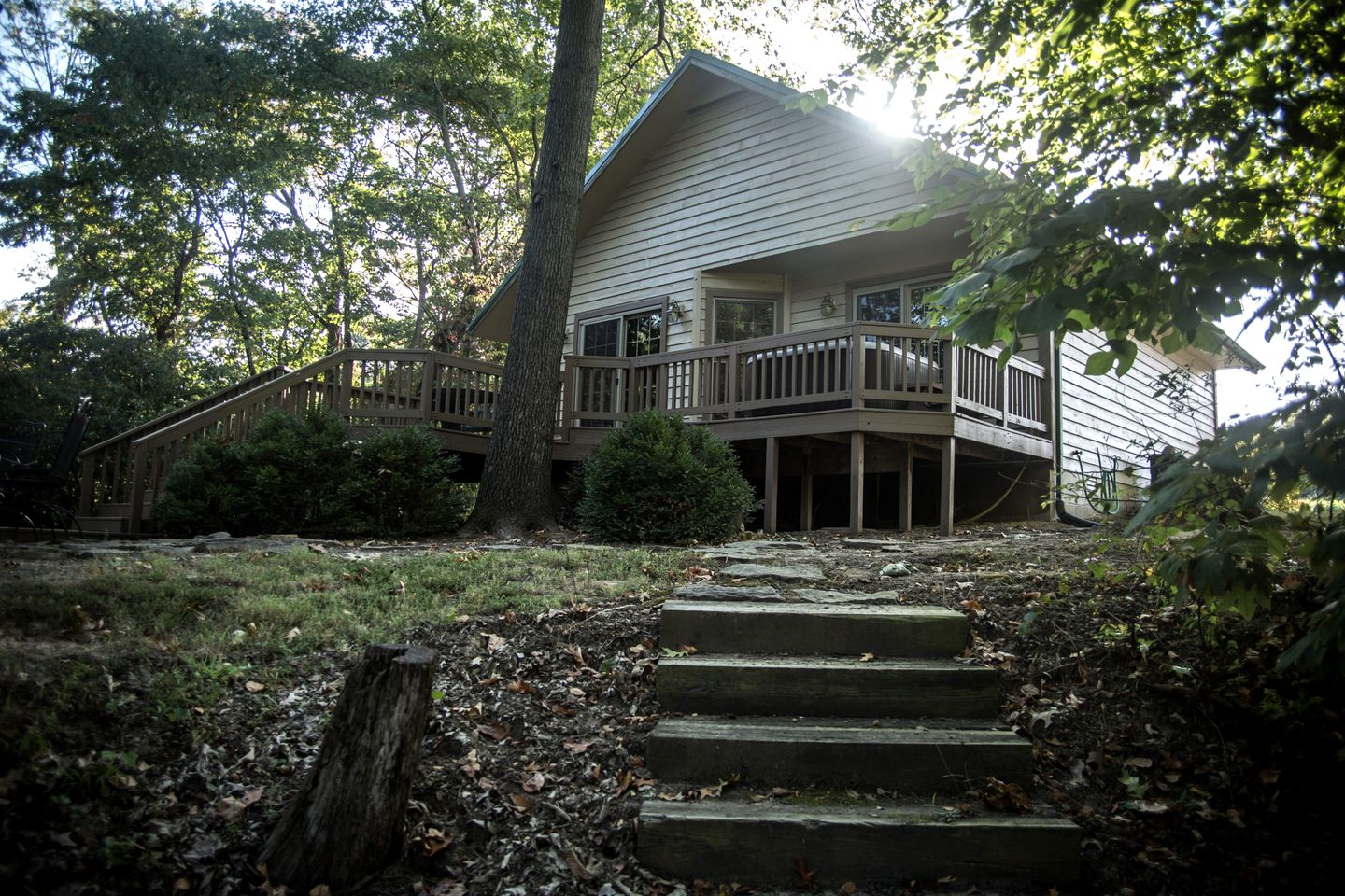 Wonderful Lakefront Cabin with Hot-tub in Carbondale, Illinois