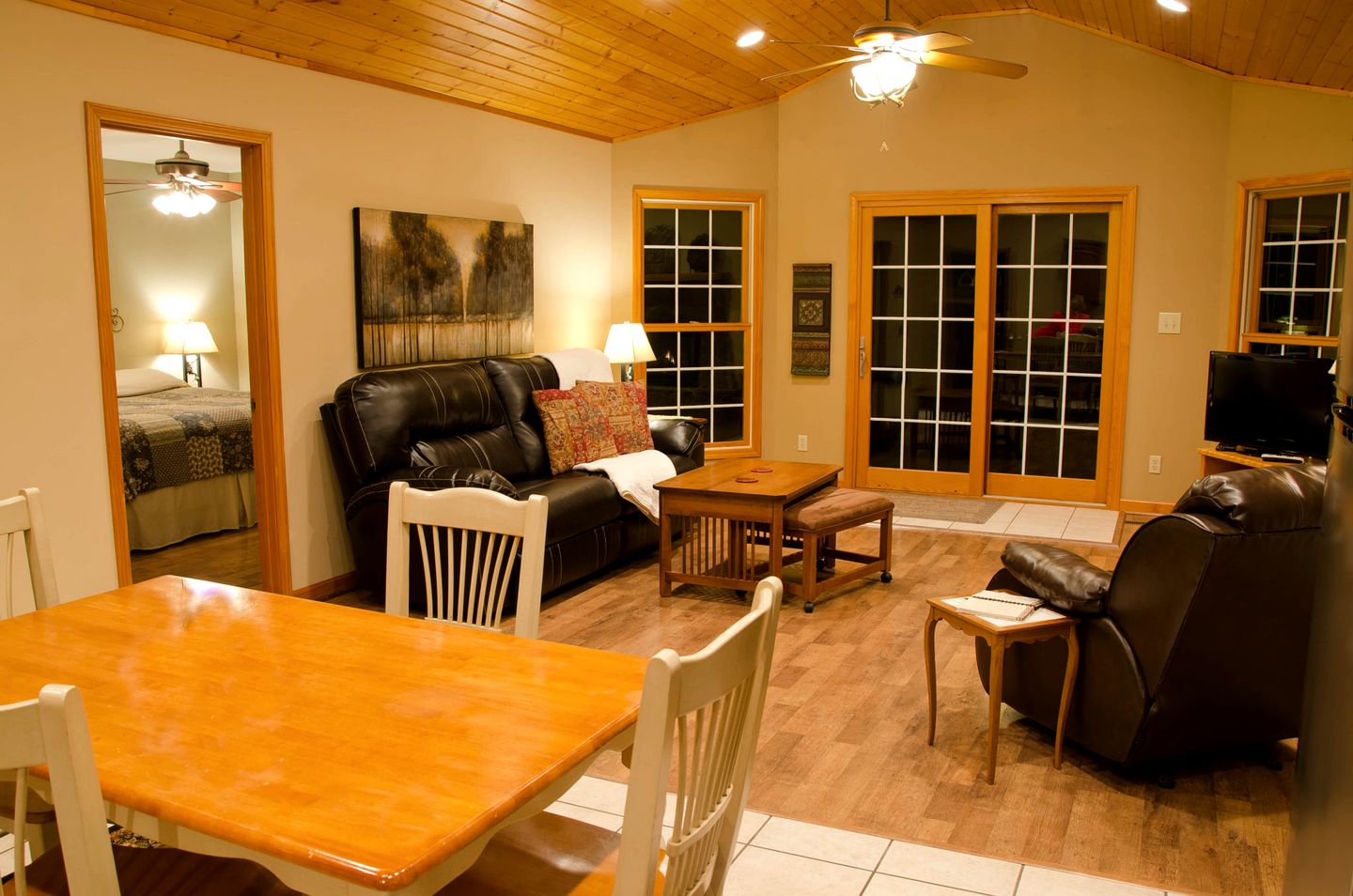 Wonderful Lakefront Cabin with Hot-tub in Carbondale, Illinois