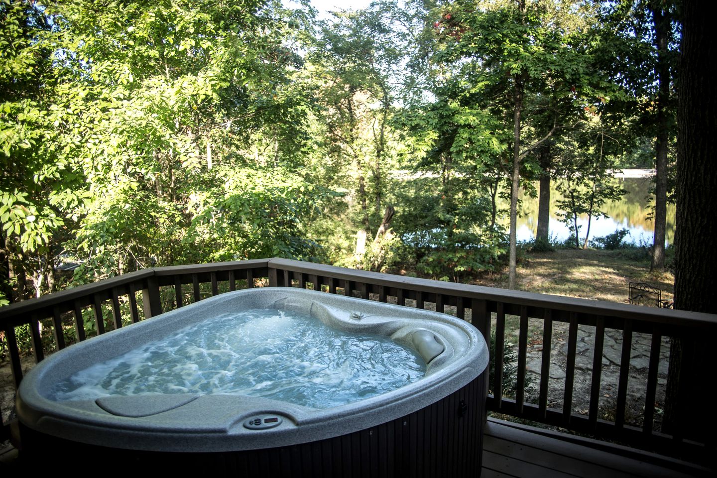 Wonderful Lakefront Cabin with Hot-tub in Carbondale, Illinois
