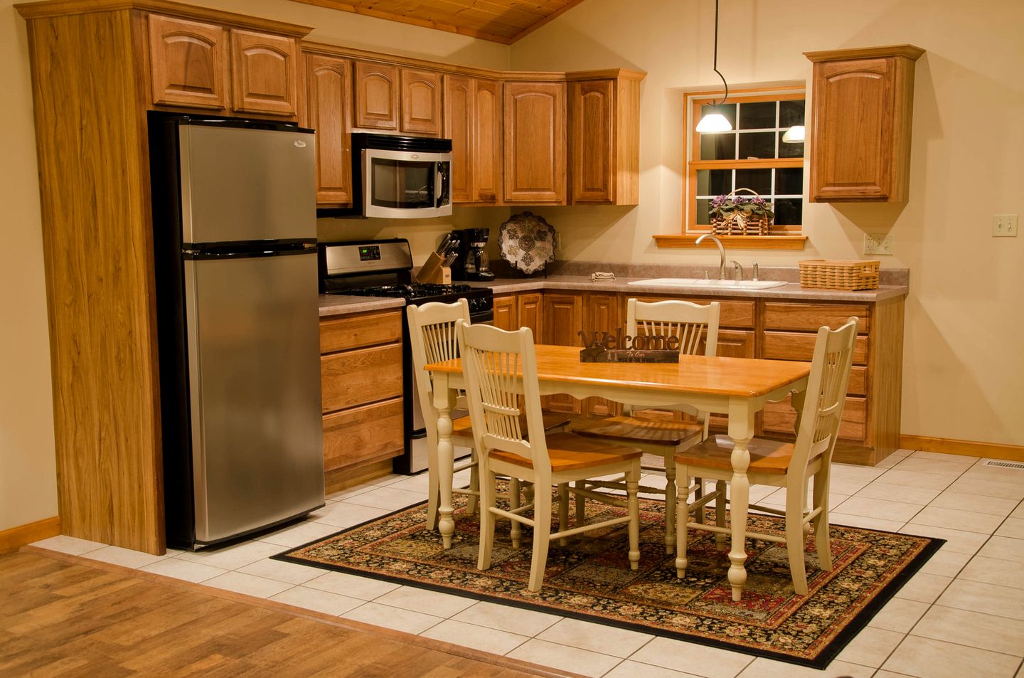 Wonderful Lakefront Cabin with Hot-tub in Carbondale, Illinois