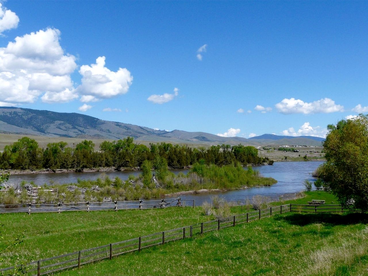 Wonderful River Cottage with Great Hiking Trails in Montana