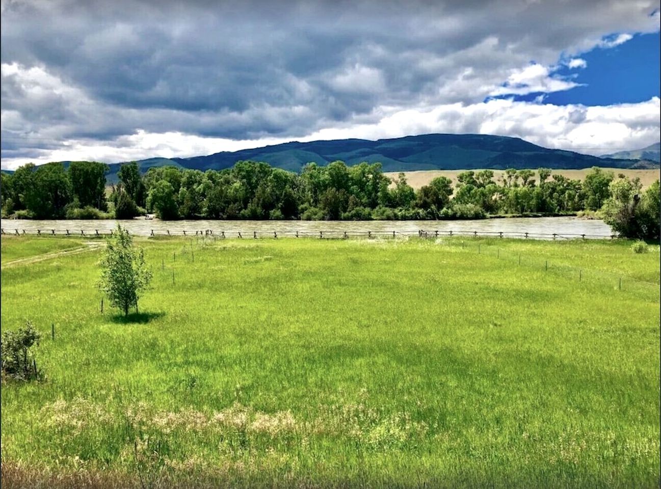 Wonderful River Cottage with Great Hiking Trails in Montana
