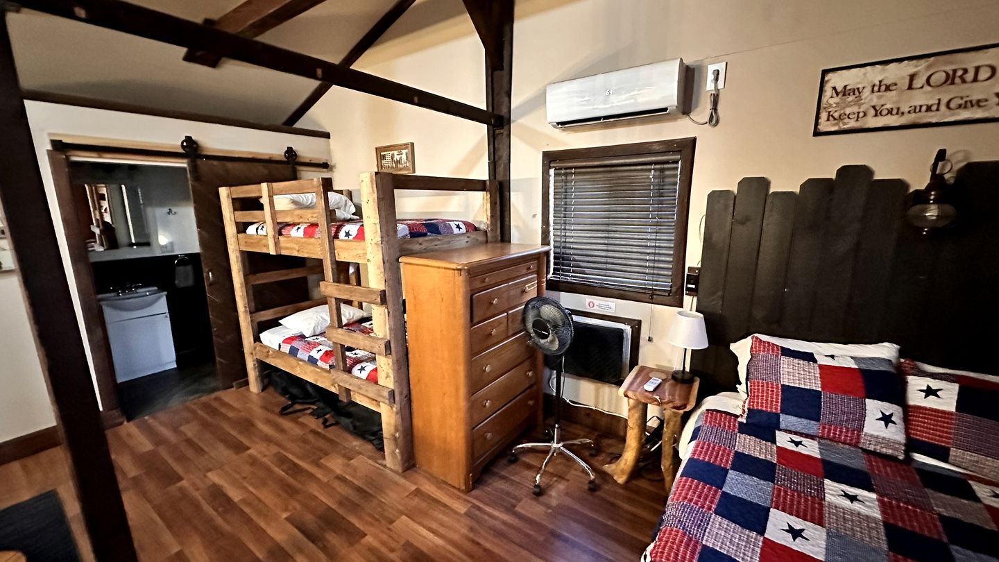 Wonderful Rustic Cabin with Barbecue in Miami, Oklahoma