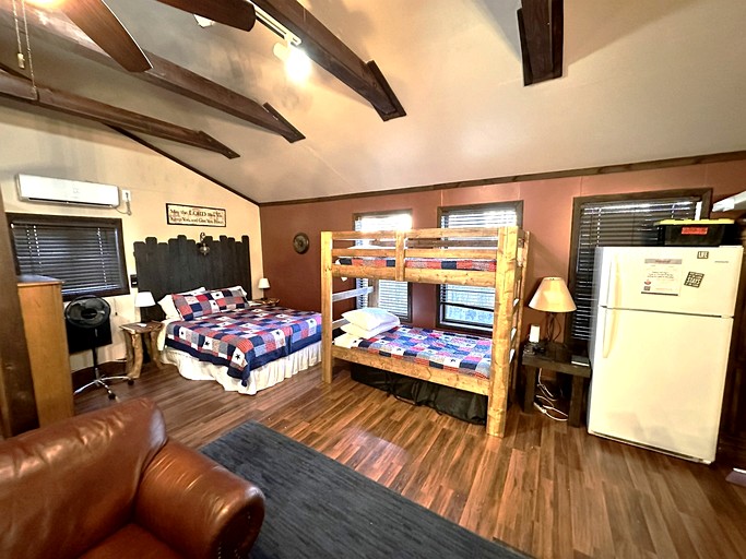 Cabins (United States of America, Miami, Oklahoma)