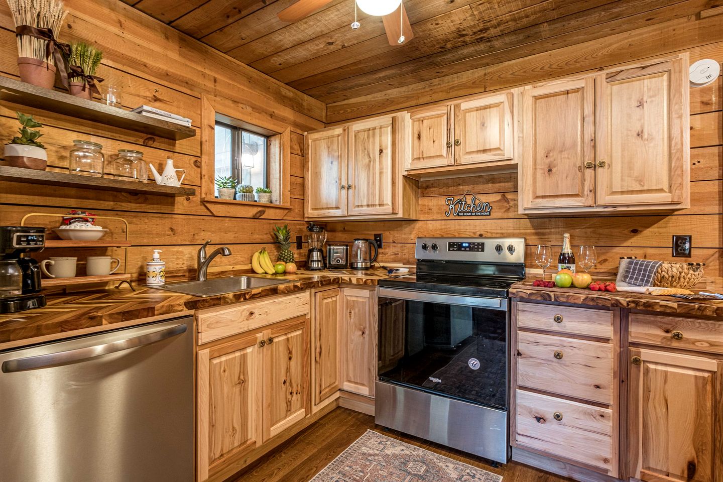 Wonderful Secluded Cabin with Barbecue in Helen, Georgia