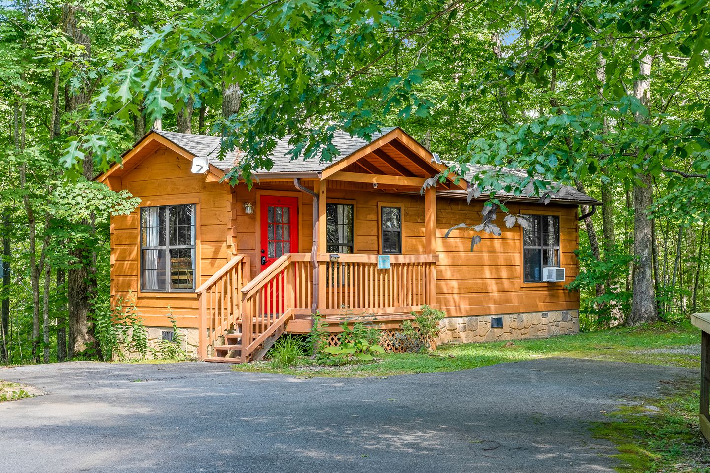 Wonderful Secluded Cabin with Hot-tub in Sevierville, Tennessee