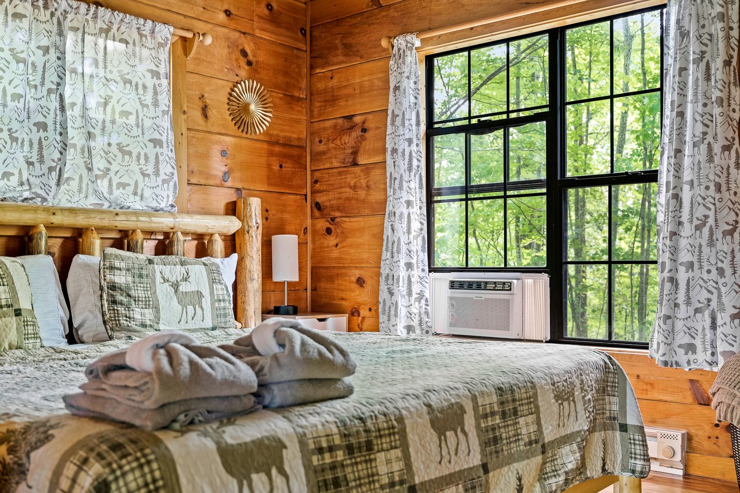 Wonderful Secluded Cabin with Hot-tub in Sevierville, Tennessee