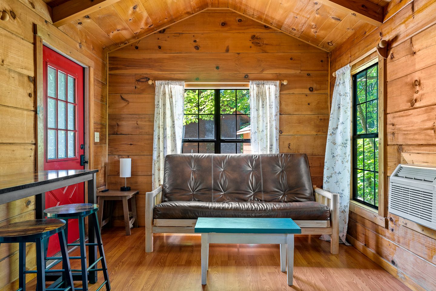 Wonderful Secluded Cabin with Hot-tub in Sevierville, Tennessee