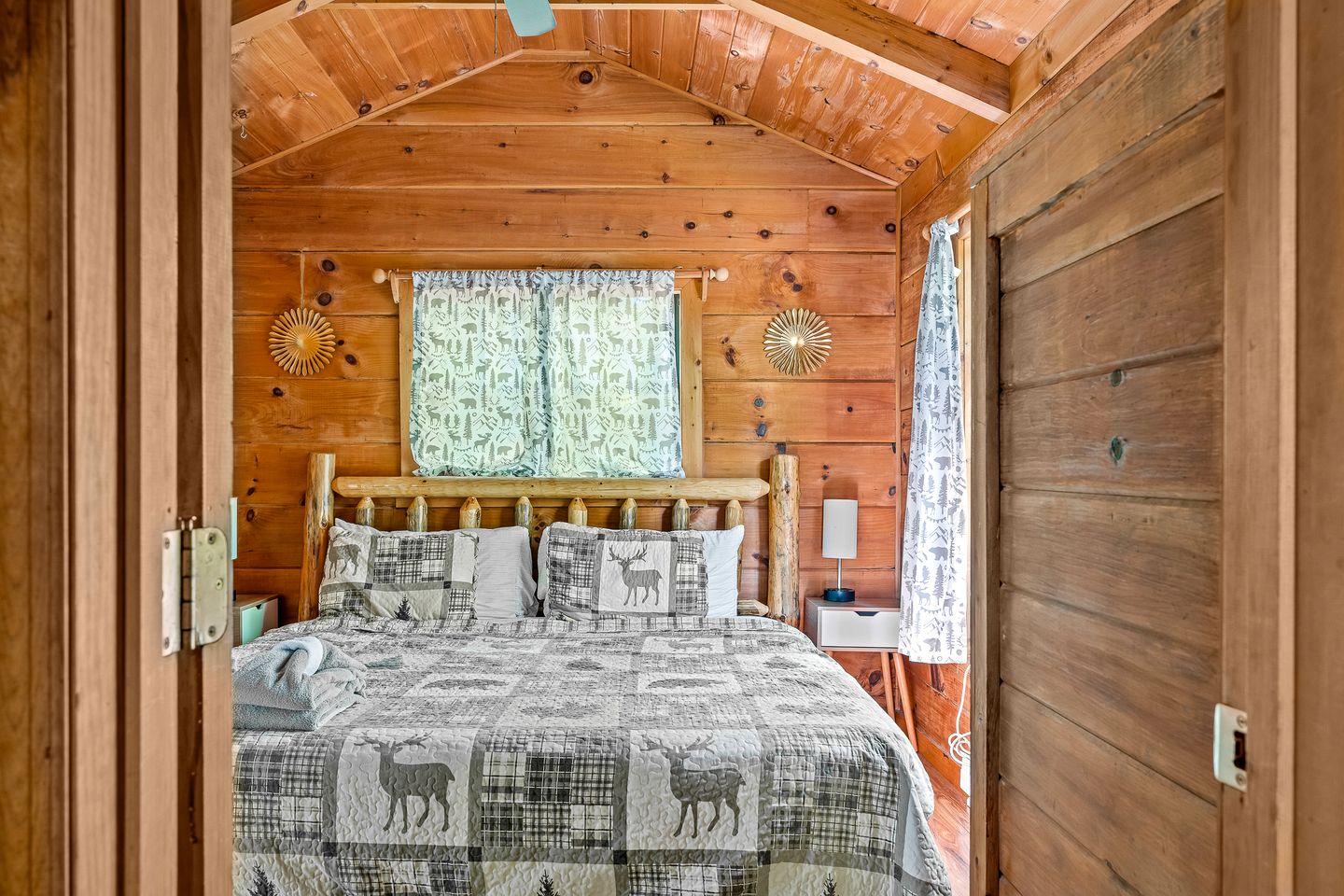 Wonderful Secluded Cabin with Hot-tub in Sevierville, Tennessee
