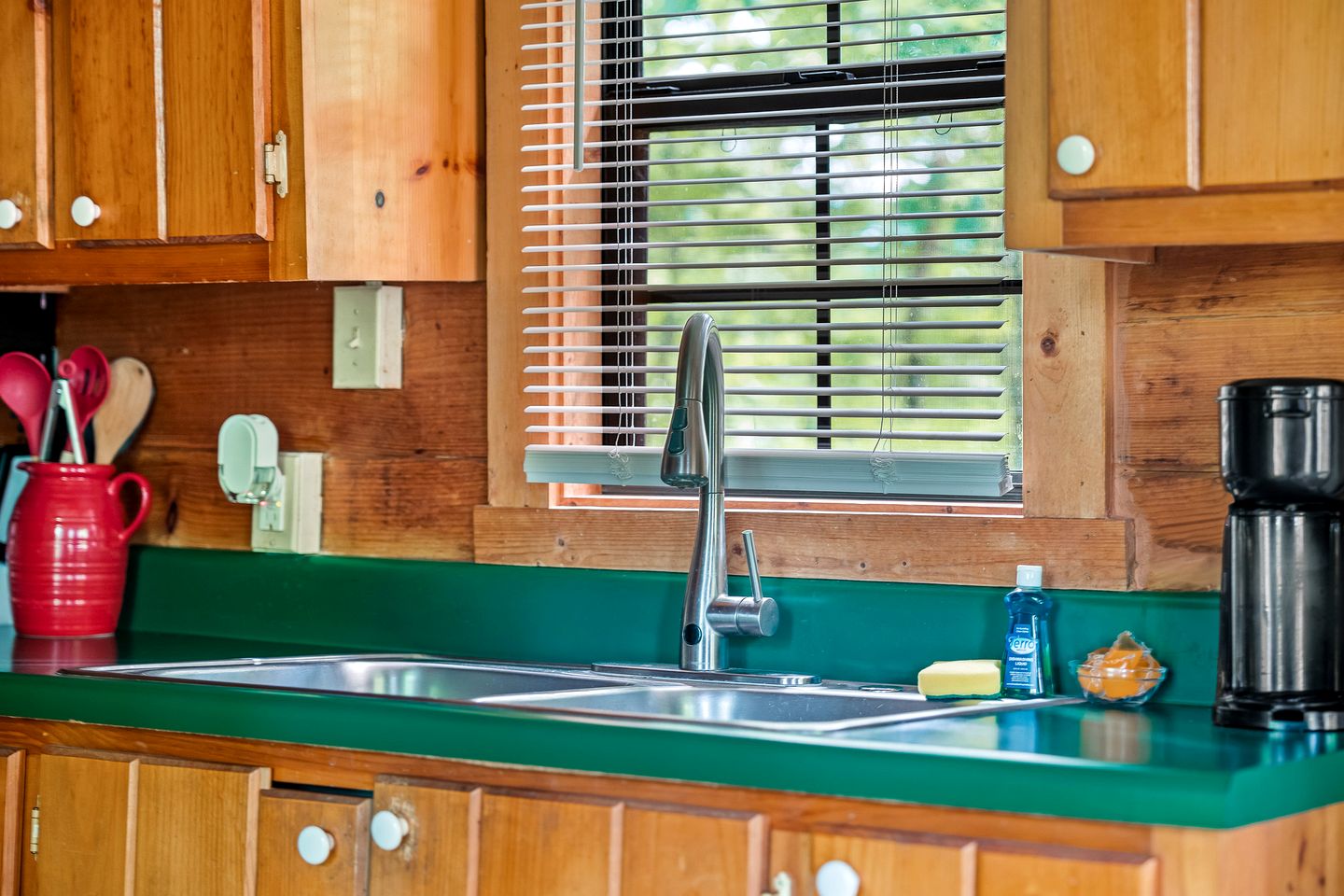 Wonderful Secluded Cabin with Hot-tub in Sevierville, Tennessee