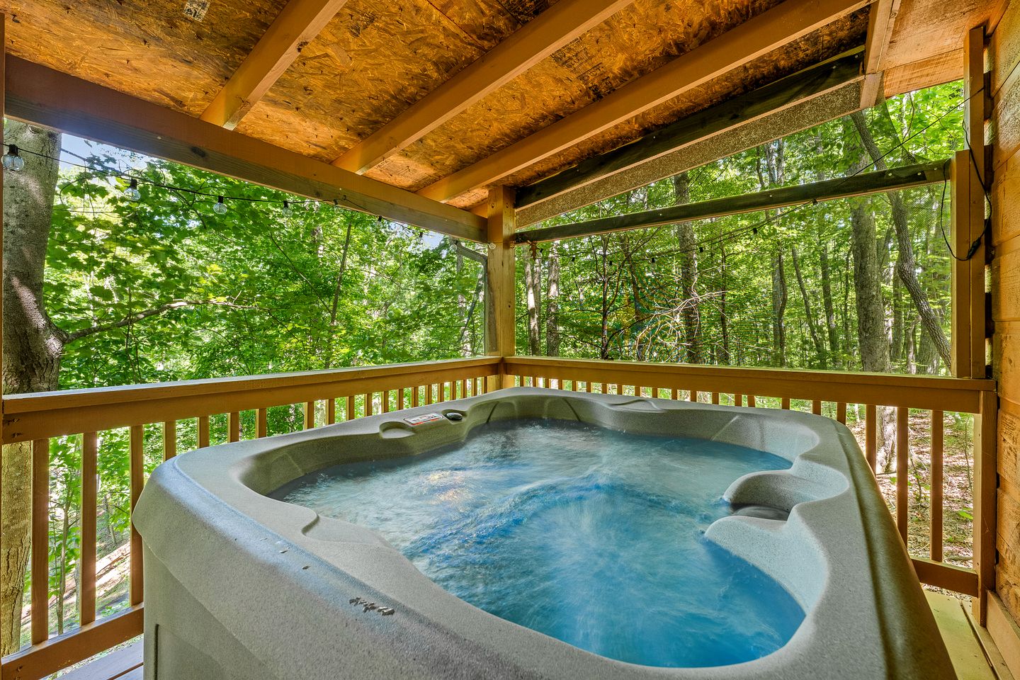 Wonderful Secluded Cabin with Hot-tub in Sevierville, Tennessee