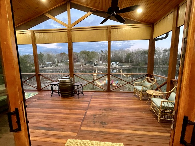 Cabins (United States of America, Tracy City, Tennessee)
