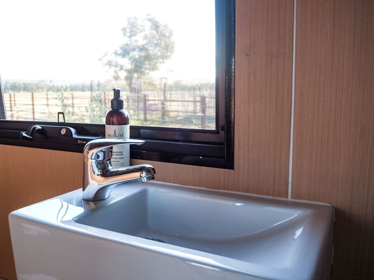 Wonderful Tiny House Farm Retreat with Views and Outdoor Firepit in New South Wales, Australia