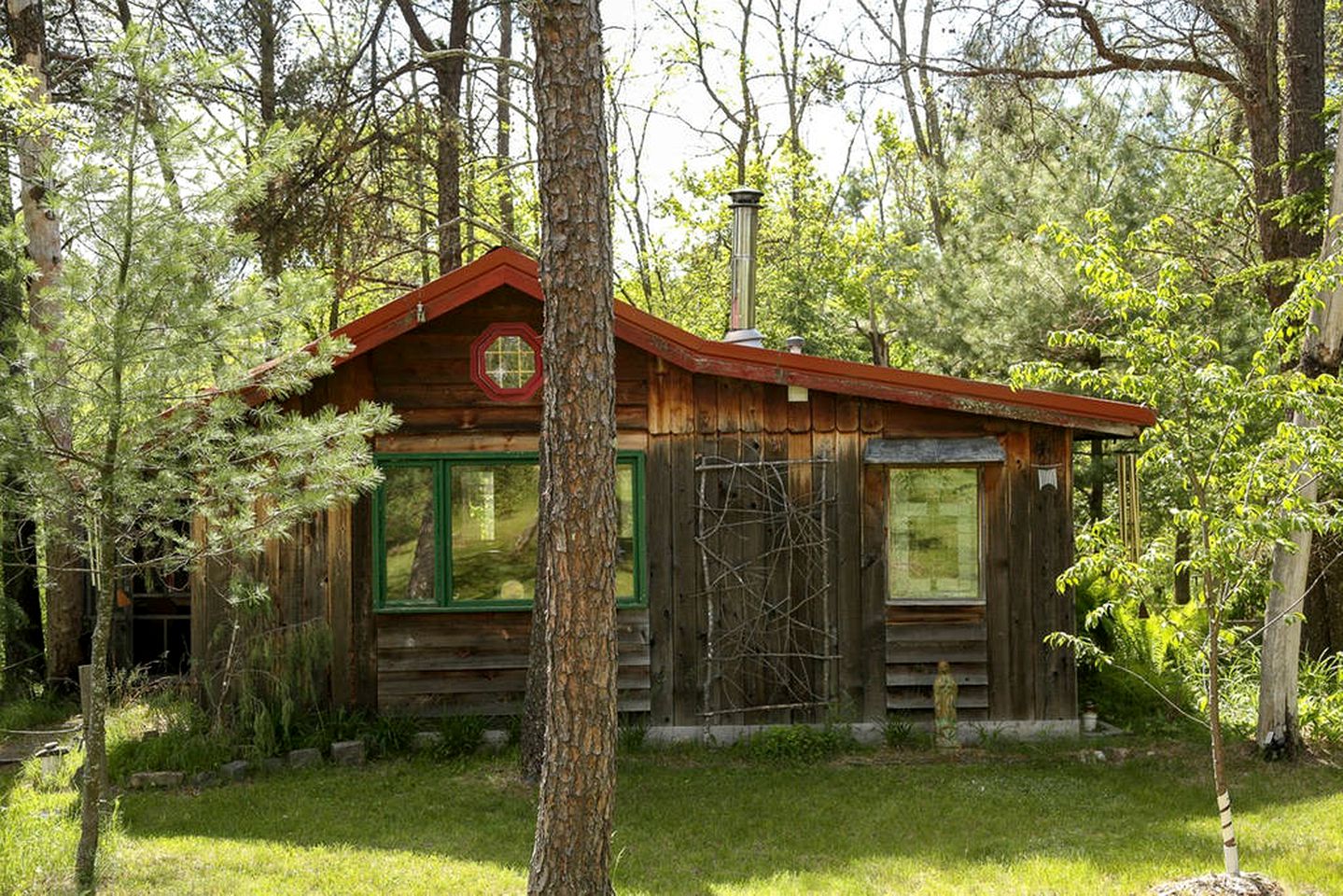 Cozy Cabin Rental with Deck Overlooking a Ravine in Grantsburg, Wisconsin