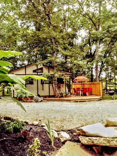 Cozy Wood Shed Tiny House Near Old Hickory Lake w/ Full Kitchen, Fire Pit & Breakfast