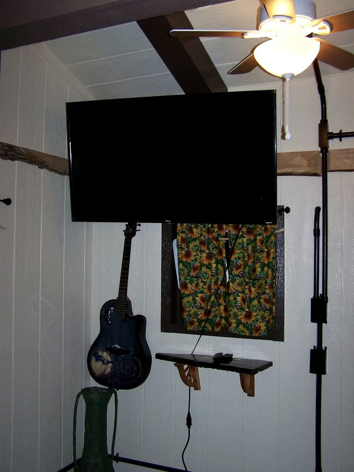 Cozy Wood Shed Tiny House Near Old Hickory Lake w/ Full Kitchen, Fire Pit & Breakfast