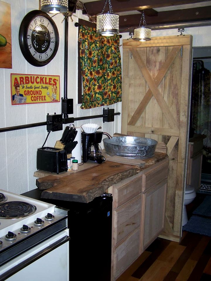 Cozy Wood Shed Tiny House Near Old Hickory Lake w/ Full Kitchen, Fire Pit & Breakfast