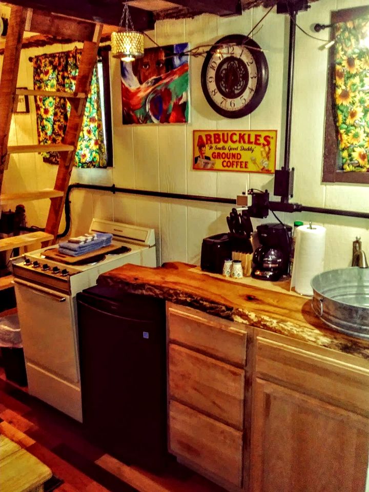 Cozy Wood Shed Tiny House Near Old Hickory Lake w/ Full Kitchen, Fire Pit & Breakfast