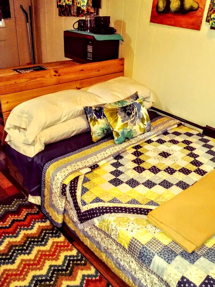 Cozy Wood Shed Tiny House Near Old Hickory Lake w/ Full Kitchen, Fire Pit & Breakfast