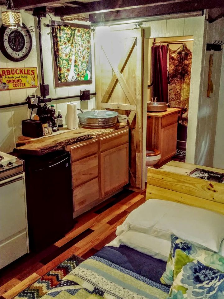 Cozy Wood Shed Tiny House Near Old Hickory Lake w/ Full Kitchen, Fire Pit & Breakfast