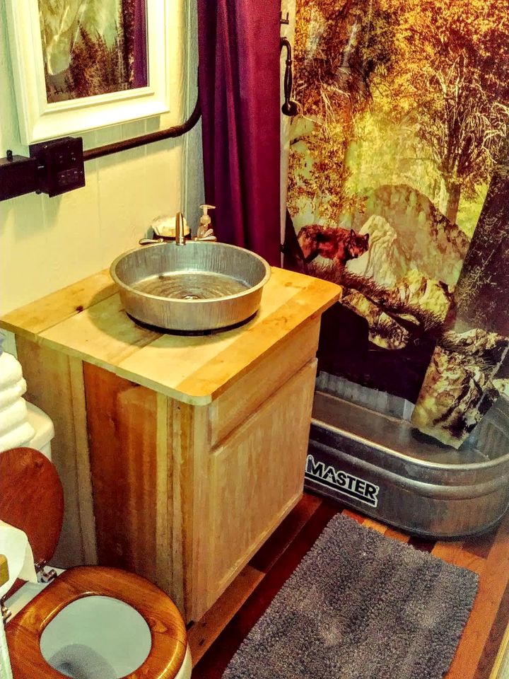 Cozy Wood Shed Tiny House Near Old Hickory Lake w/ Full Kitchen, Fire Pit & Breakfast