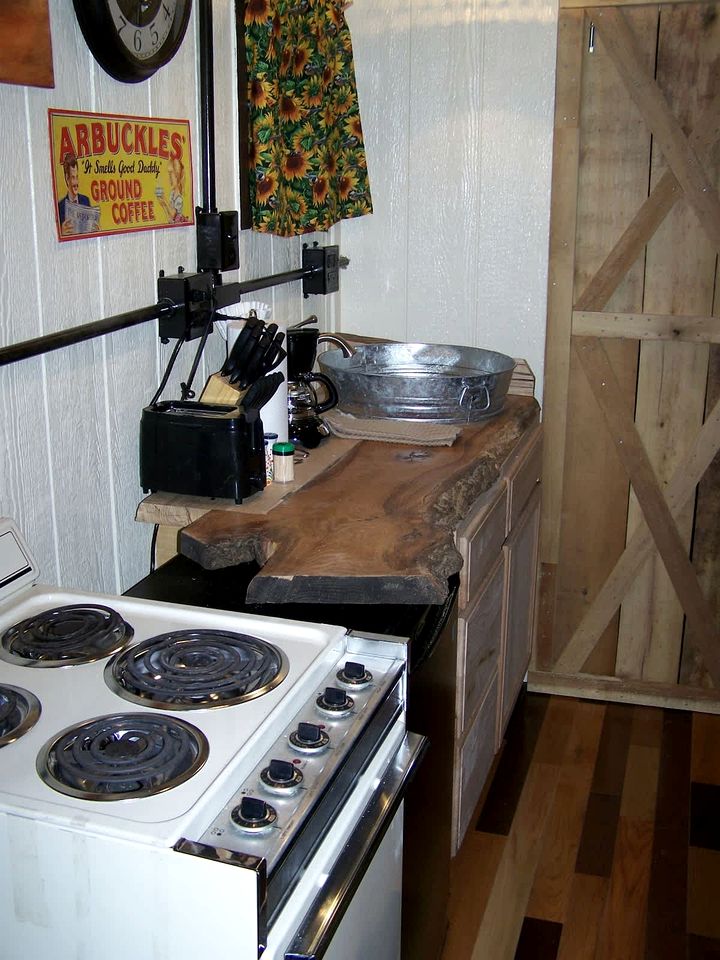 Cozy Wood Shed Tiny House Near Old Hickory Lake w/ Full Kitchen, Fire Pit & Breakfast