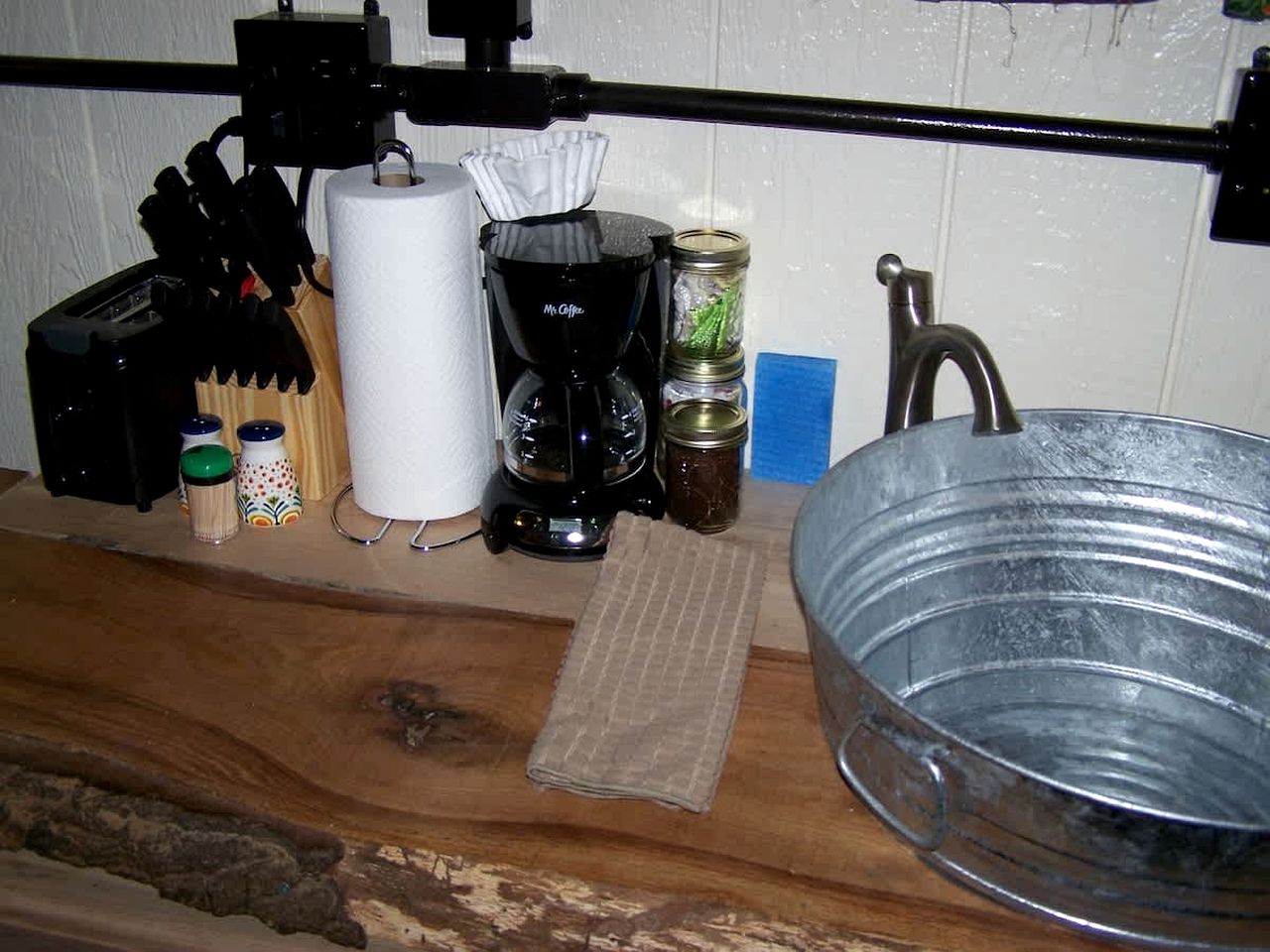 Cozy Wood Shed Tiny House Near Old Hickory Lake w/ Full Kitchen, Fire Pit & Breakfast