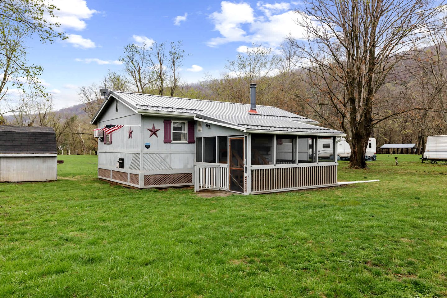 Serene Riverfront Cabin Haven near South Branch Potomac River in West Virginia