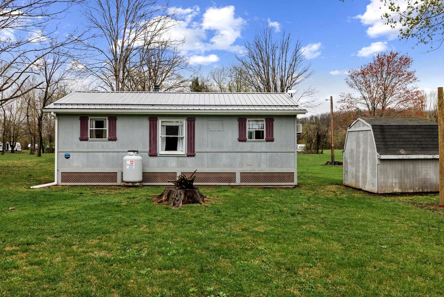 Serene Riverfront Cabin Haven near South Branch Potomac River in West Virginia