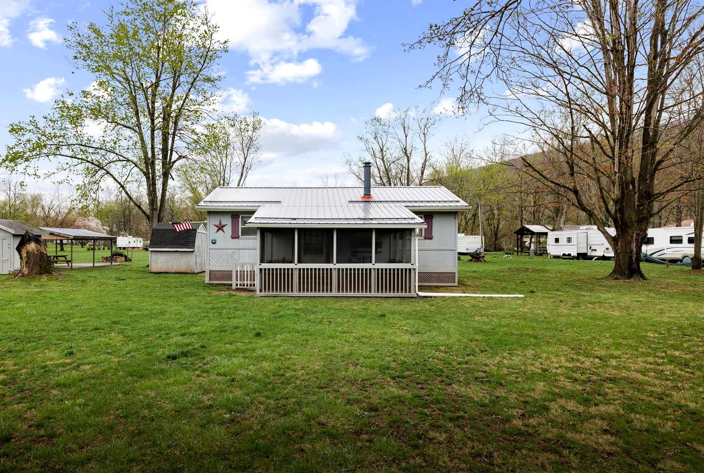 Serene Riverfront Cabin Haven near South Branch Potomac River in West Virginia