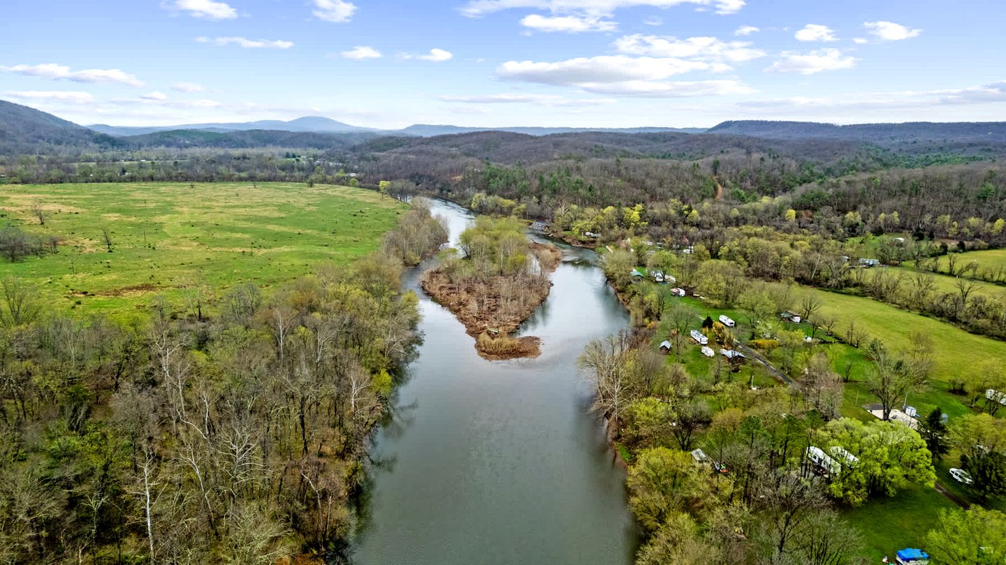 Serene Riverfront Cabin Haven near South Branch Potomac River in West Virginia