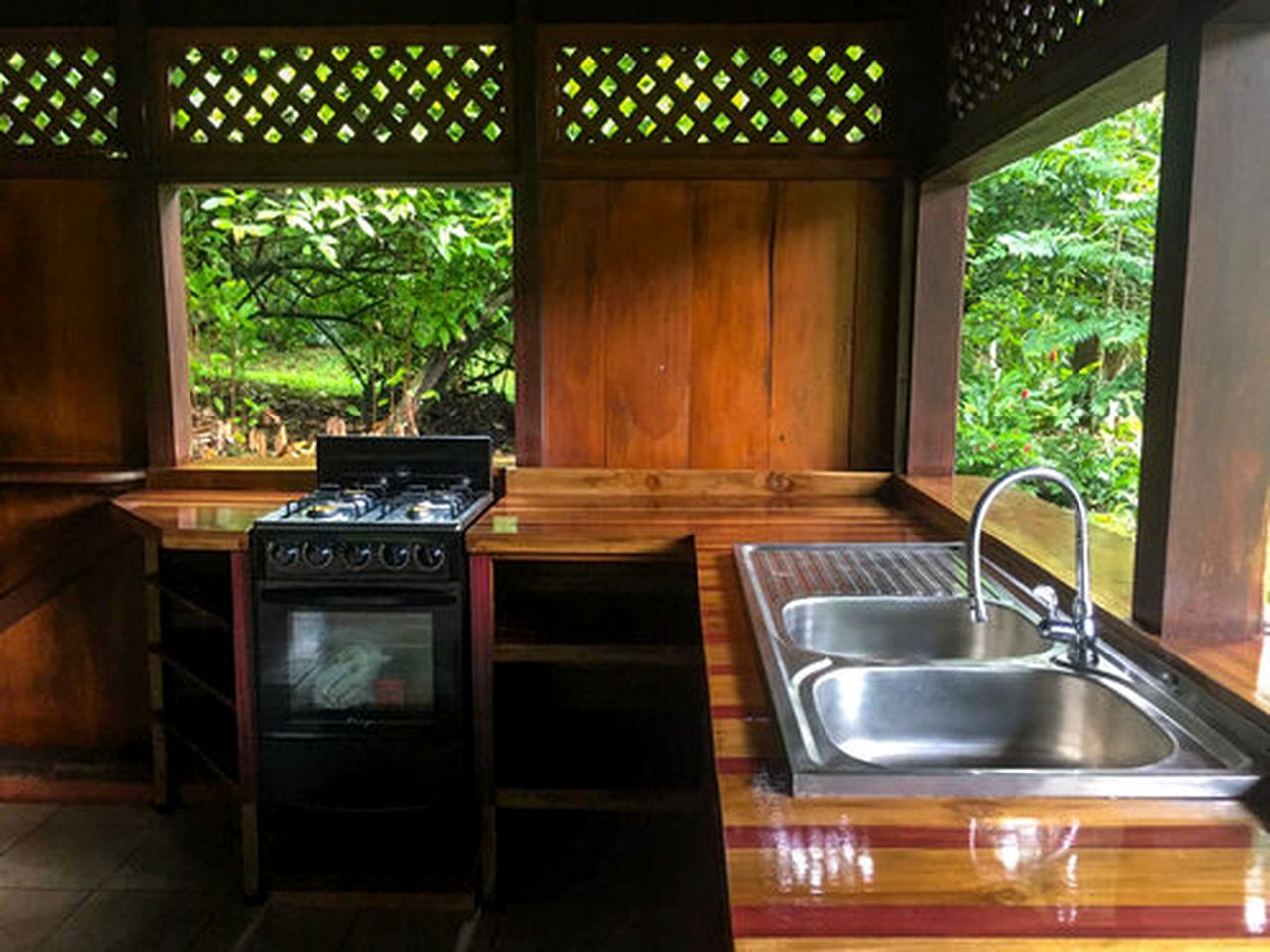 Spacious Cabin Rental for a Jungle Vacation in Costa Rica